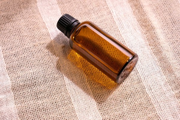 Quels sont les bienfaits de l'huile de jojoba pour les peaux grasses et comment l'utiliser ?