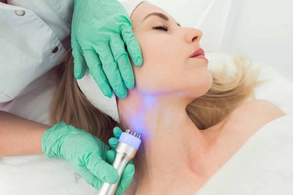 Comment utiliser la chromothérapie pour améliorer le bien-être et la relaxation à domicile?