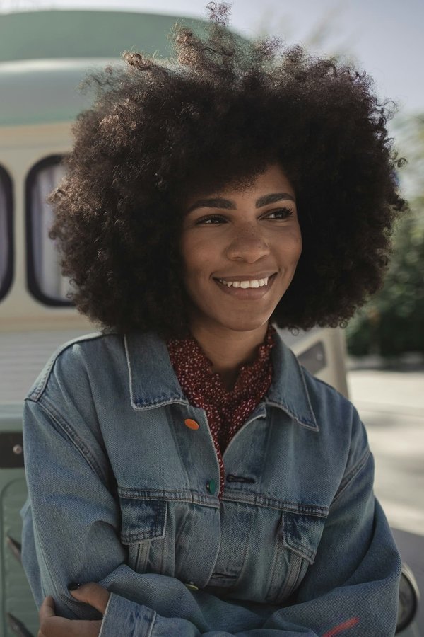 Comment assortir des vêtements en denim pour un look de soirée original?