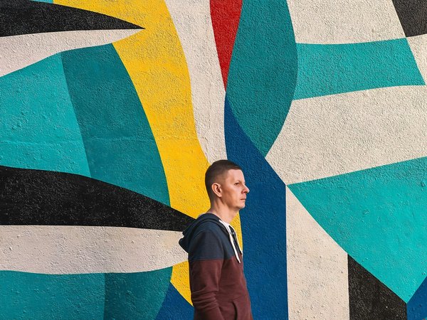 Comment porter des vêtements à motifs géométriques sans surcharger la tenue?