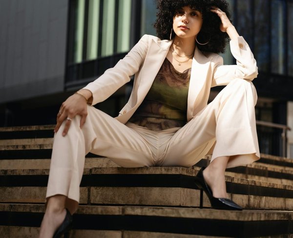 Quelles couleurs de chaussures choisir pour dynamiser une tenue monochrome?