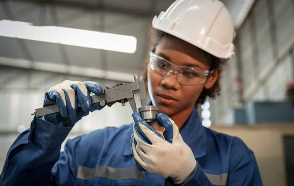 Comment intégrer des pièces en cuir verni dans une tenue quotidienne?