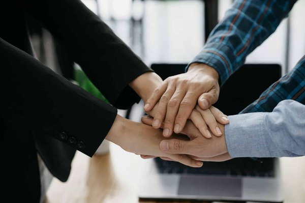 Quelles astuces pour assortir des chaussettes hautes avec des jupes courtes?