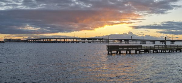 Comment choisir et porter des colliers longs avec des tenues décontractées?