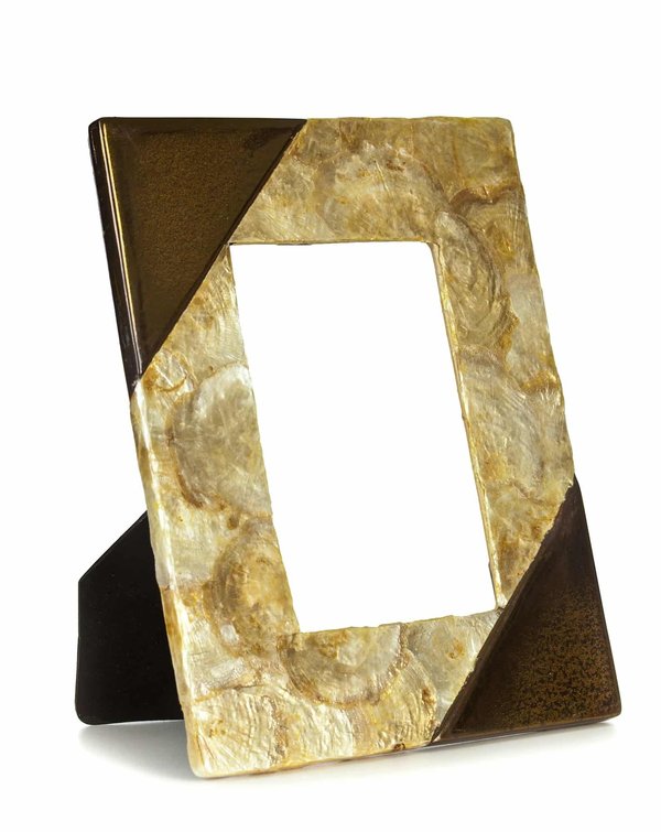 Comment combiner des accessoires en nacre avec une robe de soirée?