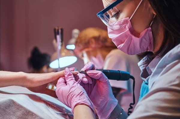 Comment utiliser l'huile de noix de coco pour un soin nourrissant des cuticules ?