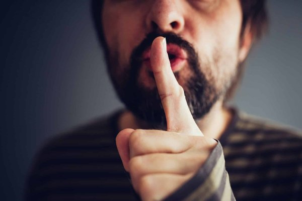 Comment choisir des boucles d'oreilles discrètes pour une réunion professionnelle?